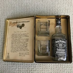 Jack Daniel’s Collectors’ Tin, 2 glasses & bottle